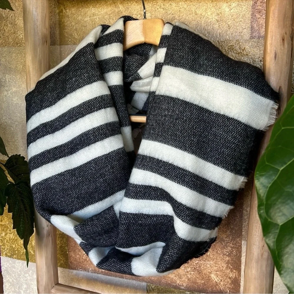 Zara Women’s Soft Knit Chunky Oversized Stripe Grey/White Fringe Winter Scarf